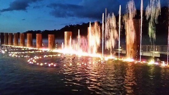 Branson Landing Fountain Show